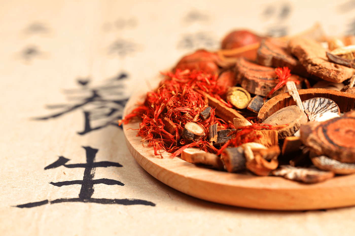 Zoom sur un parchemin accompagné de décoration de la Médecine Traditionnelle Chinoise