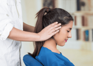 Femme massée par un professionnel qui pratique la méthode de massage chinois appelé Tuina